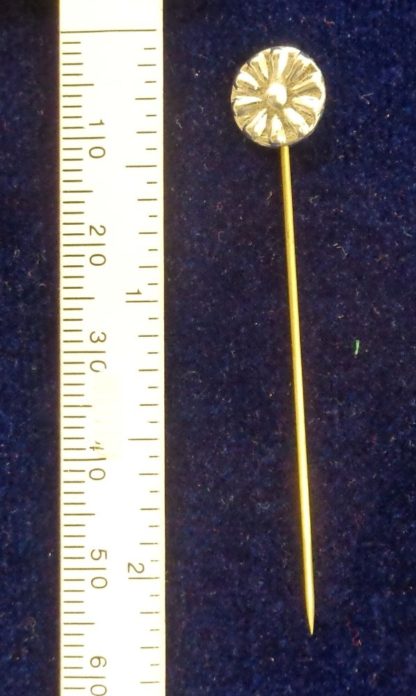 Daisy veil pin with scale
