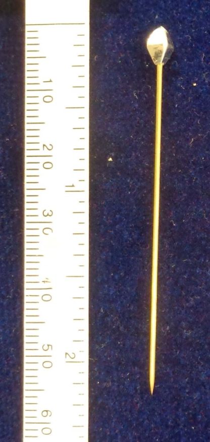 Diamond head veil pin with scale