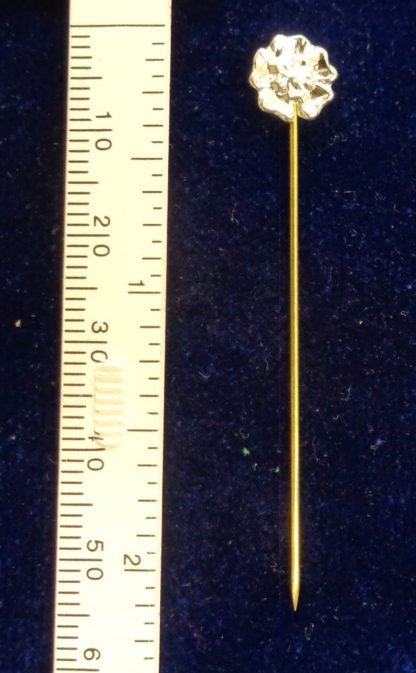 Daisy veil pin with scale
