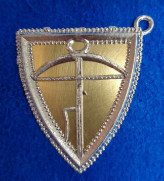 Pendant shield with crossbow
