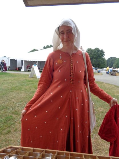 Maeve is the queen of spangles – she put ~100 of them on this handsome kirtle.
