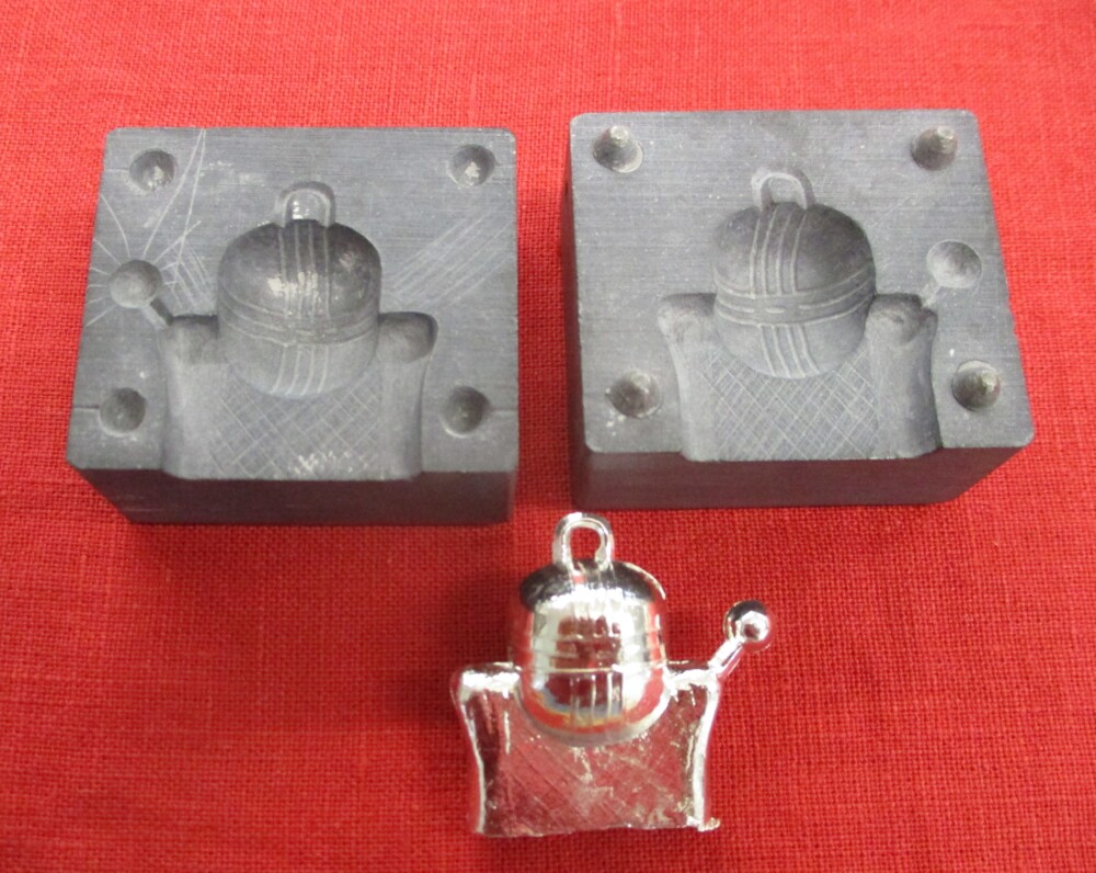 Large rumbler bell mold and a casting