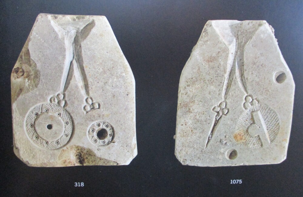 two matching mold pieces from Magdeburg which produce an interlocking clasp with a stone