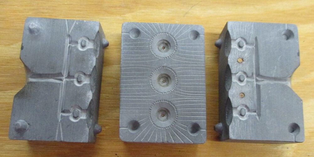3-part mold for buttons with glass stones