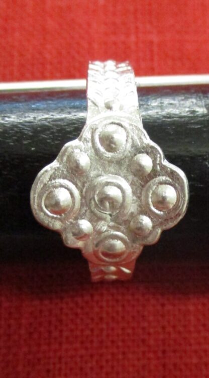 Ring 3, wiht a quatrefoil decorated with dots