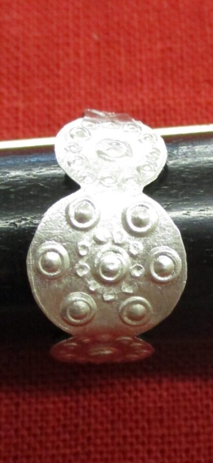 Ring 4 with three circles decorated with dots