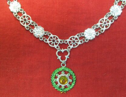 Necklace of alternating roses and links with stones, with a painted Laurel pendant