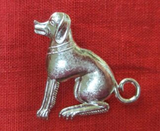 Pewter brooch of a hunting dog, facing left