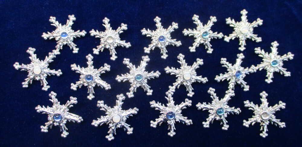 Snowflake brooch with a variety of blue and white stones